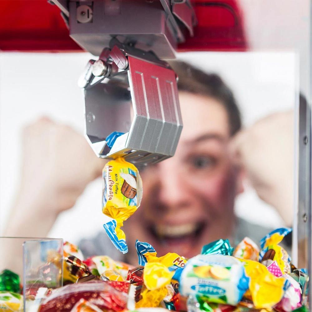 Dapatkan Gula-gula atau dispenser mesin mainan untuk mengambil gula-gula atau gula-gula
