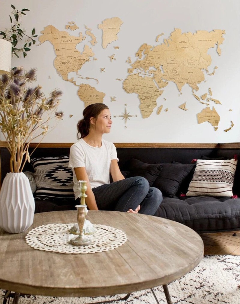 peta dunia di dinding warna kayu ringan