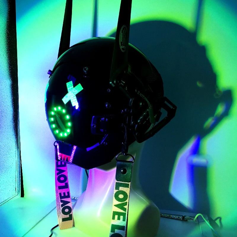 topi keledar parti yang diketuai dengan lampu LED