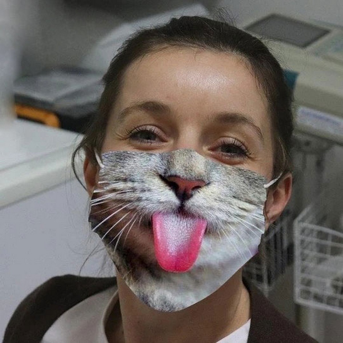 topeng pada anak kucing muka dengan lidah