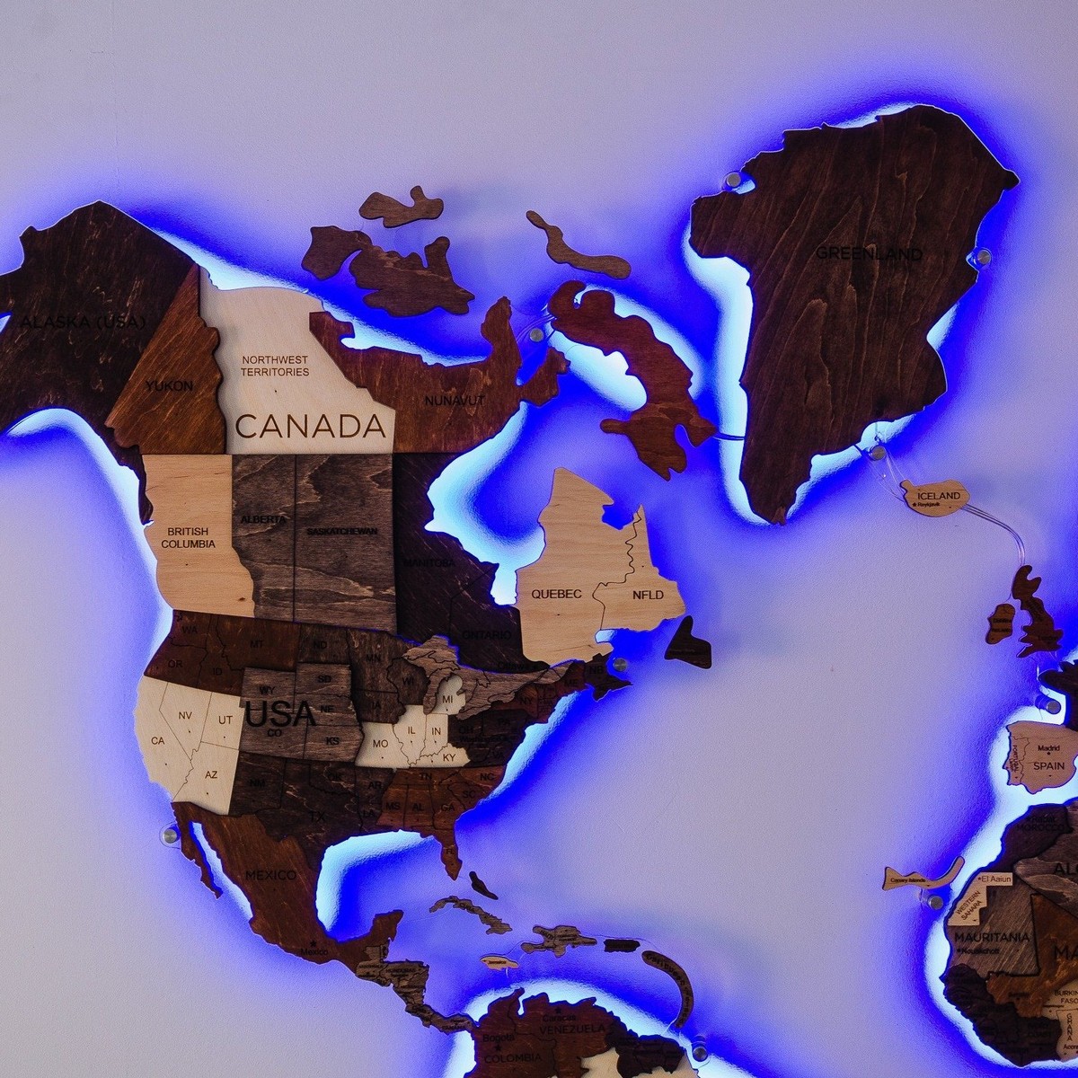 peta dunia kayu dengan lampu latar di dinding