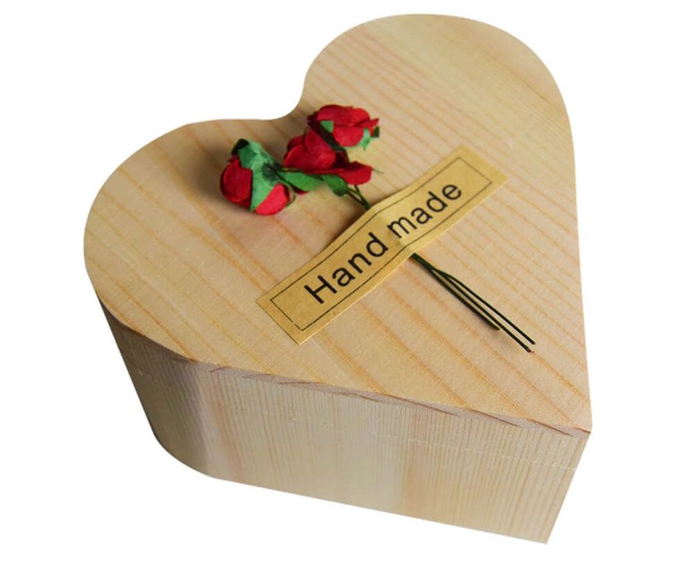 mawar dalam kotak berbentuk hati daripada kayu