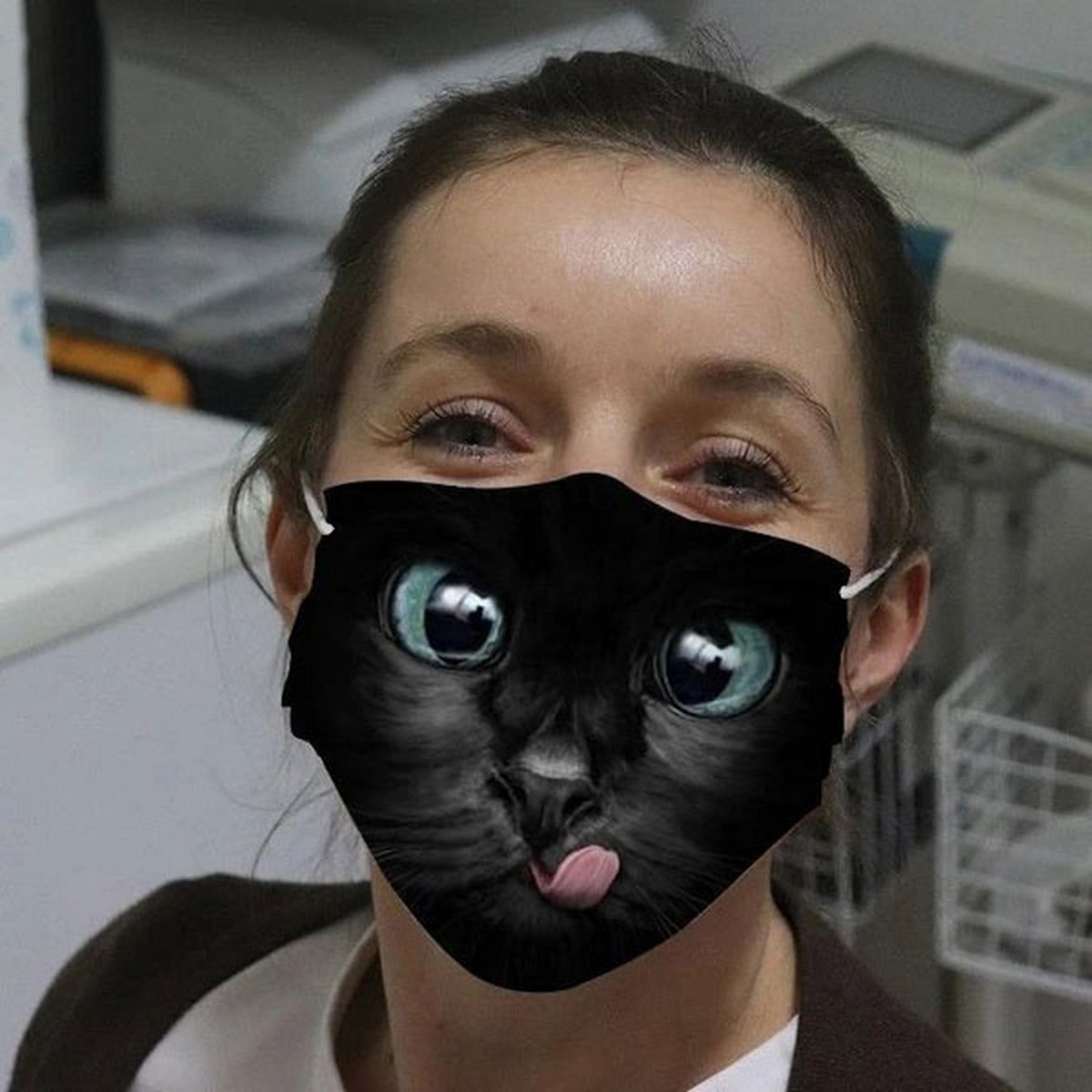 topeng muka kucing hitam
