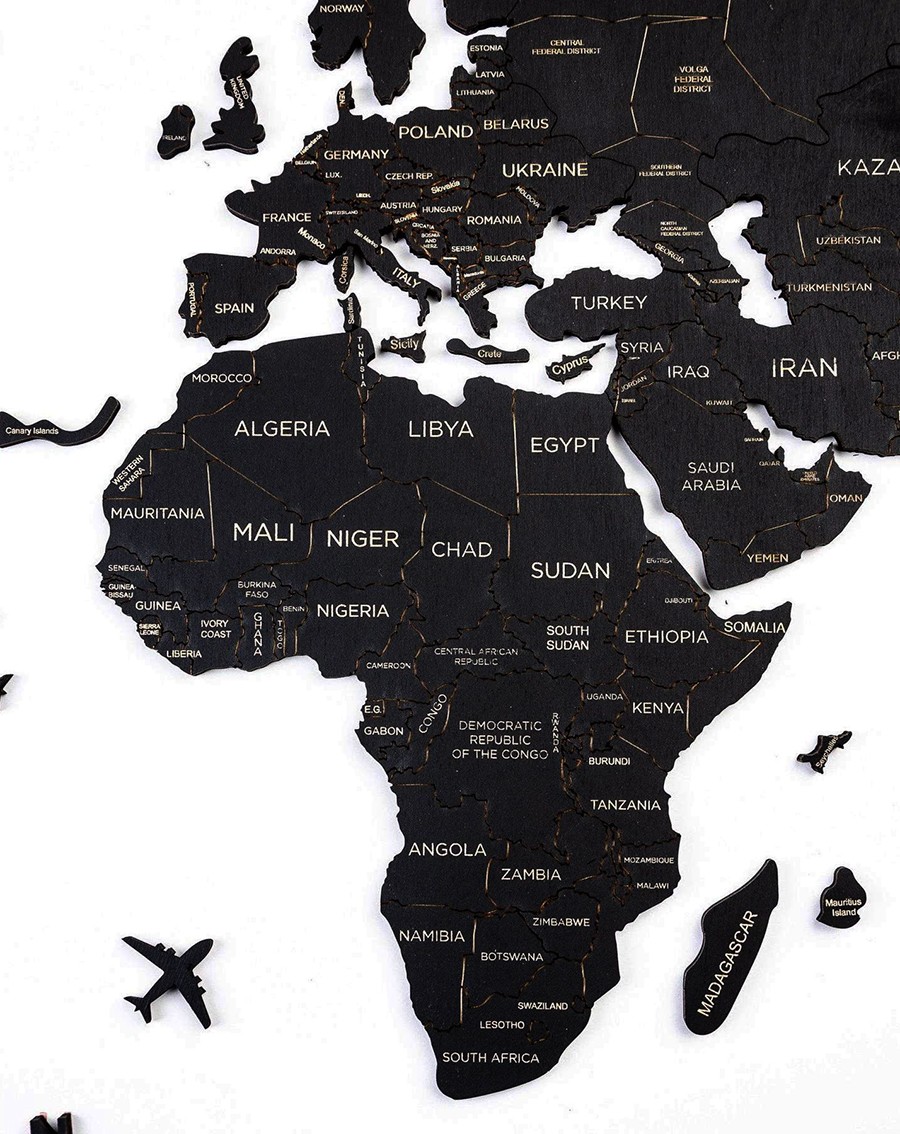 peta kayu dunia di dinding benua warna hitam