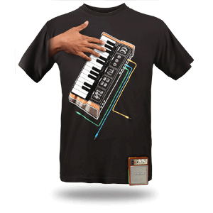 T-shirt sedang bermain piano