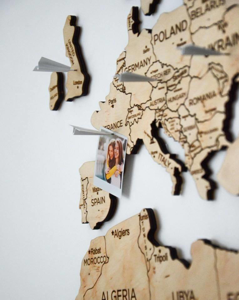 Peta dunia pelancongan benua warna kayu ringan