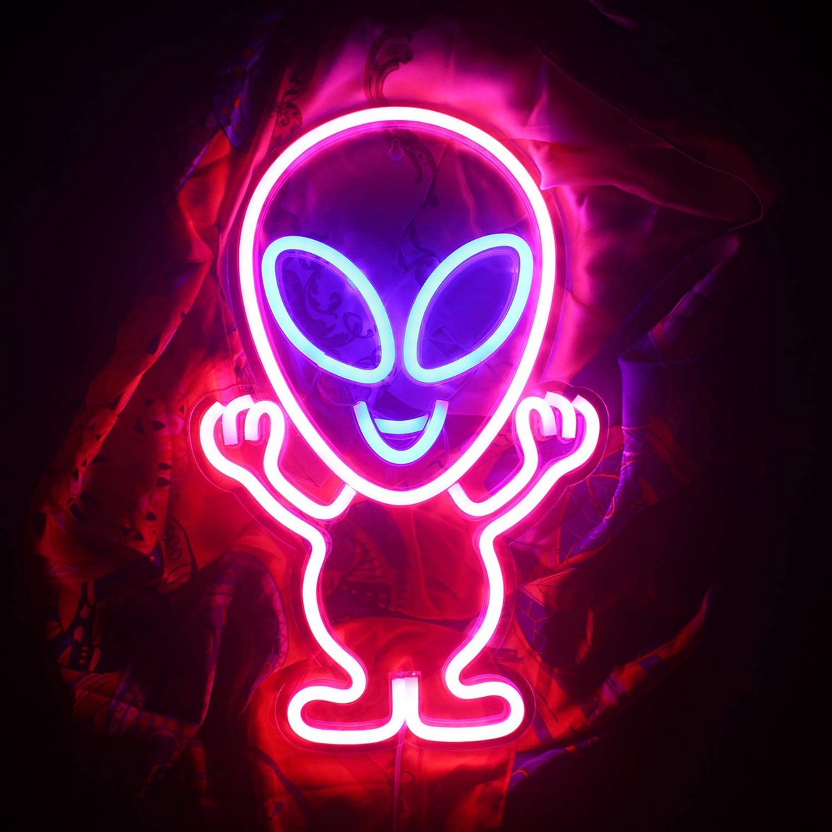 logo neon yang diketuai bersinar di dinding - makhluk asing